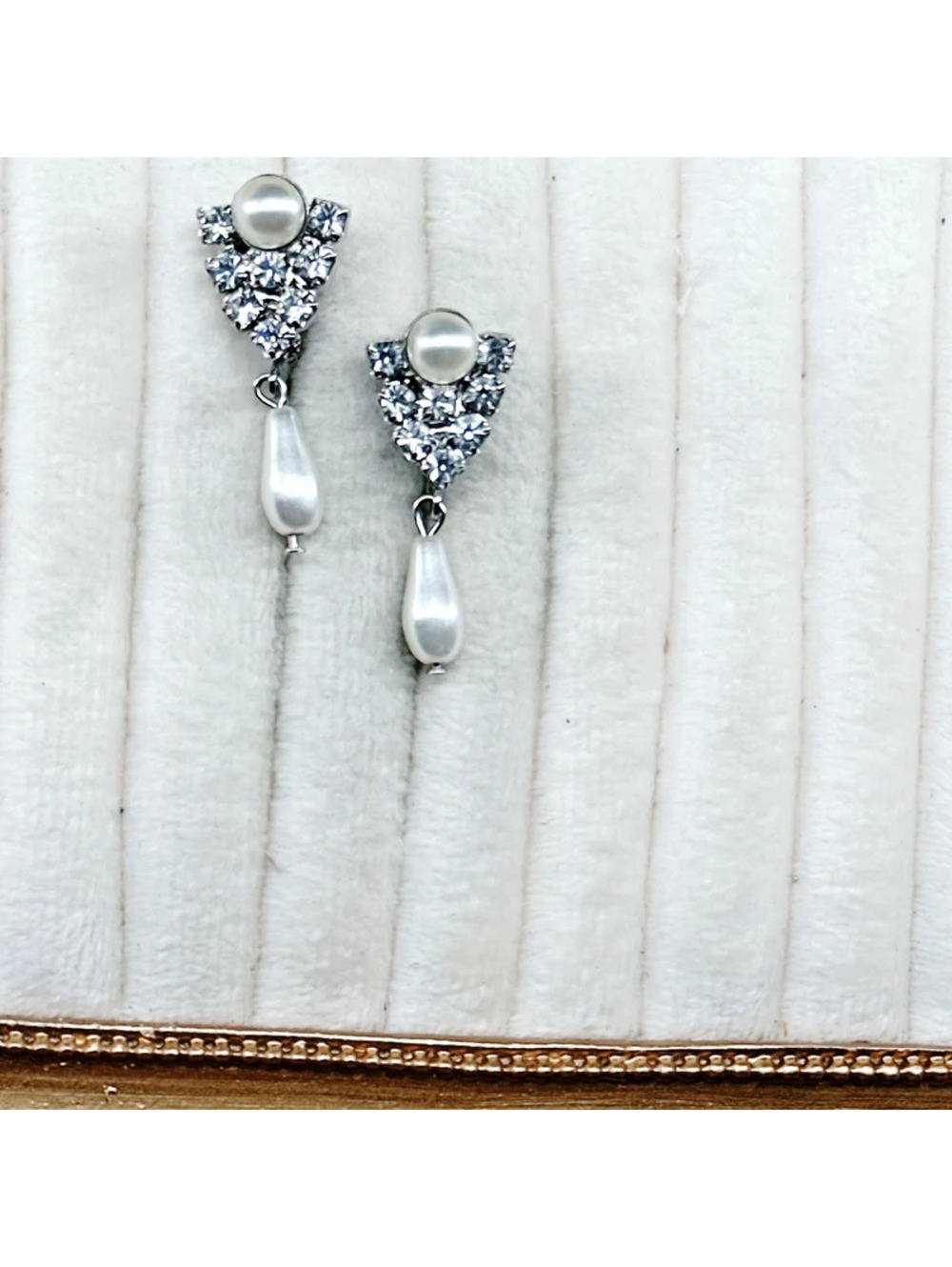 5361mc. White Faux Pearl Clip ONs